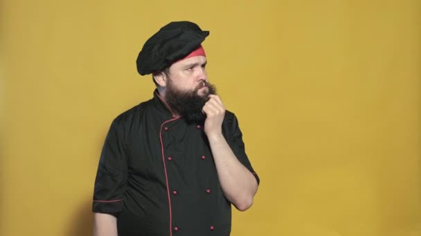 Cook in a black suit on a yellow background — Stock Video