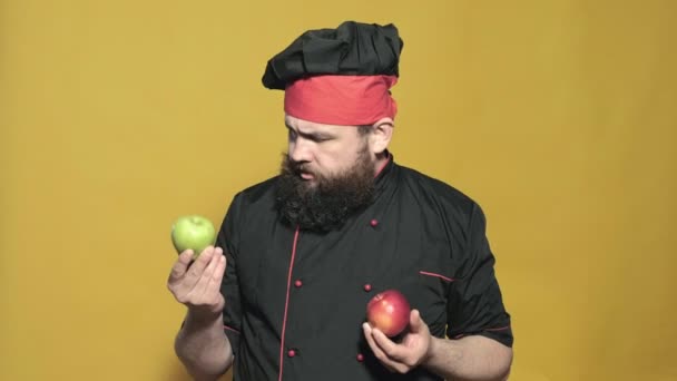 Sarı bir arka planda siyah bir takım elbise pişirin — Stok video