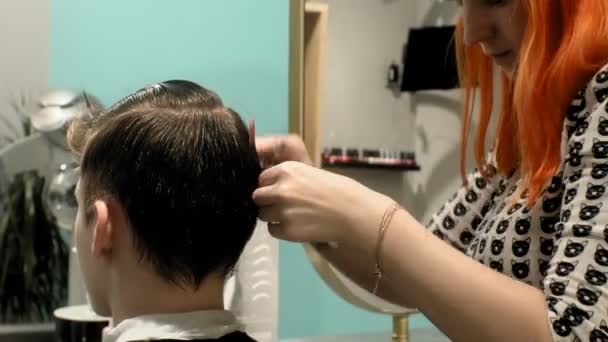 Cabeleireiro, crianças e homens cortes de cabelo — Vídeo de Stock