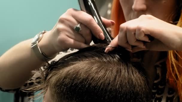 Coiffeur, cheveux pour enfants et hommes — Video