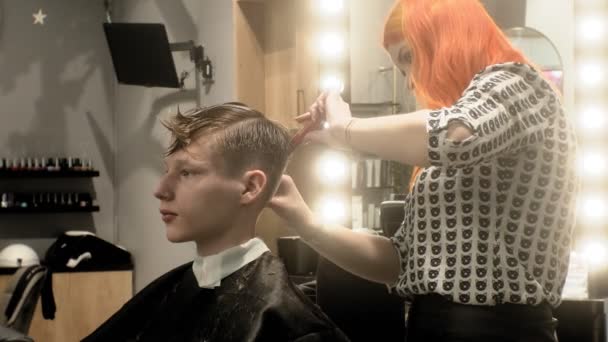 Peluquería, los niños y los hombres cortes de pelo — Vídeo de stock