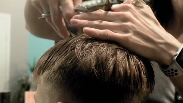Fodrász, gyermek és férfi hajvágás — Stock videók