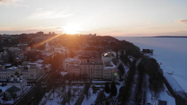 Város naplementekor, Aerial shot — Stock videók