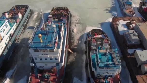 Зимние стоячие корабли логистики, воздушные съемки — стоковое видео