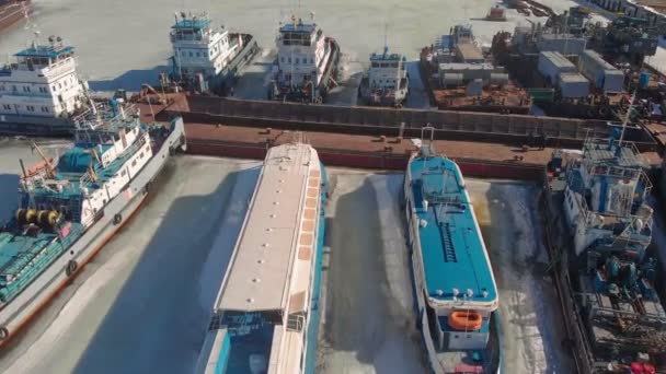 Debout d'hiver de navires logistiques, tournage aérien — Video