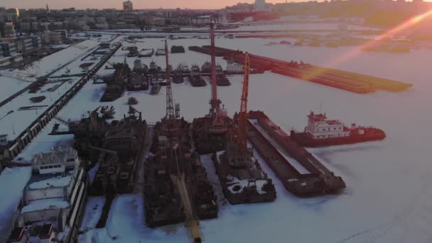 Winterconditie van logistieke schepen, schieten vanuit de lucht — Stockvideo