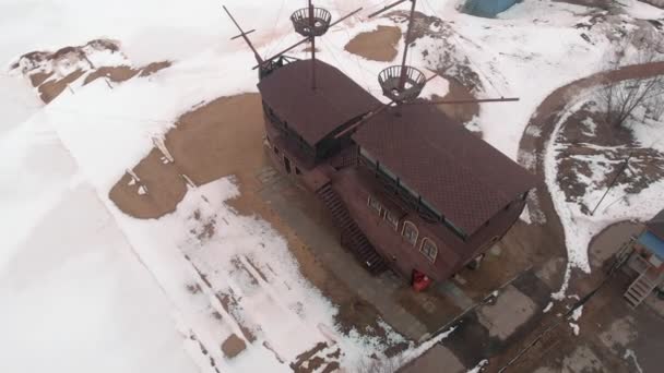 Oud schip aan wal, luchtfoto — Stockvideo