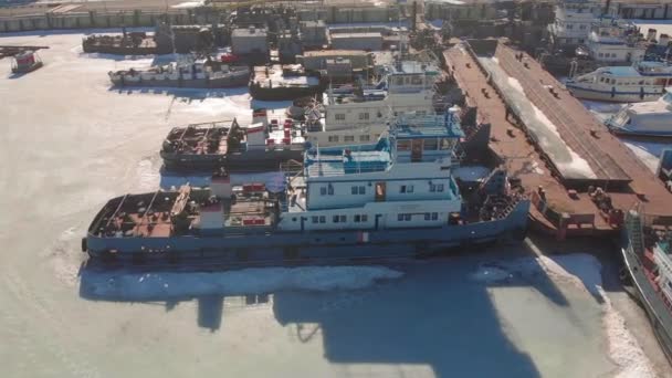 Zimowa pozycja statków logistycznych, filmowanie z powietrza — Wideo stockowe