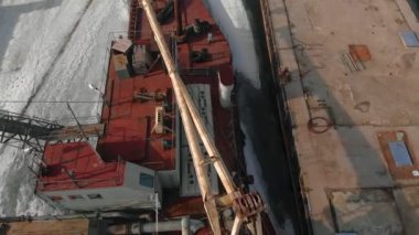 Lojistik gemilerin kış duruşu, havadan çekim