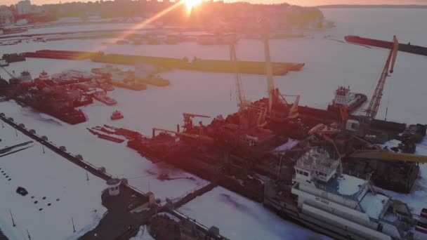 Logisztikai hajók téli állapota, légi felvétel — Stock videók