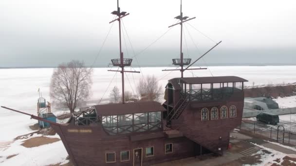 Old ship on shore, aerial shoot — Stock Video