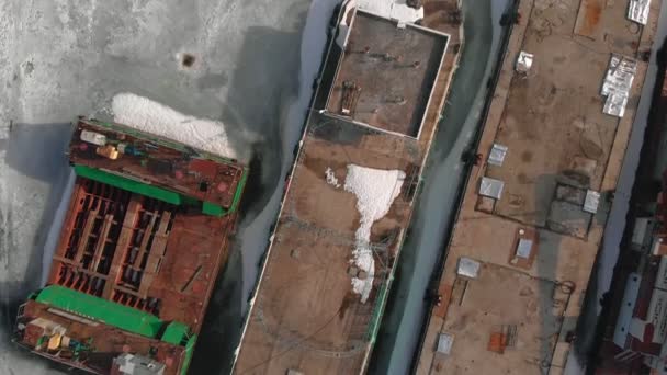 冬の物流船の立ち位置空中撮影 — ストック動画