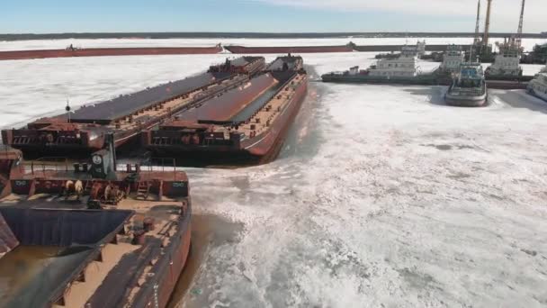 Posición invernal de los buques logísticos, filmación aérea — Vídeo de stock