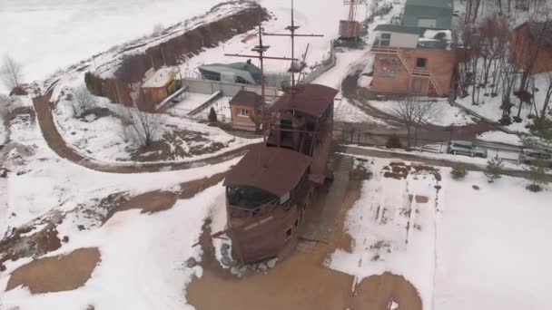 Oud schip aan wal, luchtfoto — Stockvideo