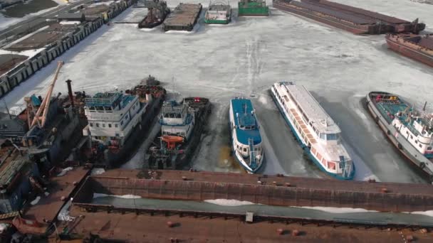 Zimowa pozycja statków logistycznych, filmowanie z powietrza — Wideo stockowe
