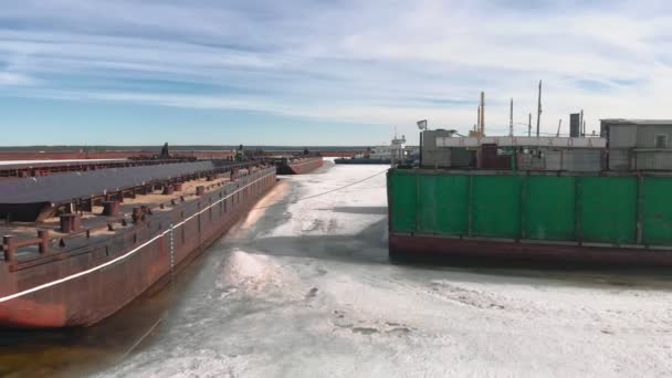 Winterstand van logistieke schepen, luchtfoto 's — Stockvideo