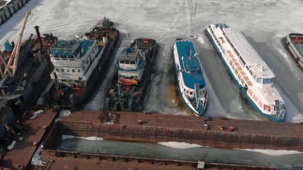 Debout d'hiver de navires logistiques, tournage aérien — Video