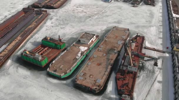 Zimní stání logistických lodí, letecké natáčení — Stock video
