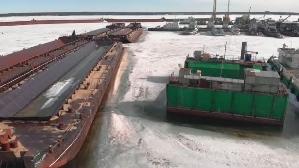 Зимние стоячие корабли логистики, воздушные съемки — стоковое видео