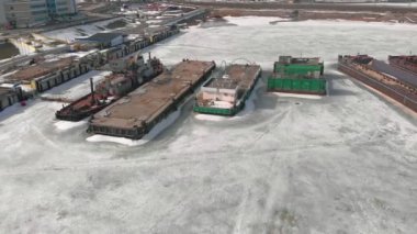 Lojistik gemilerin kış duruşu, havadan çekim