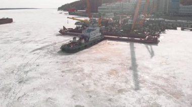 Lojistik gemilerin kış duruşu, havadan çekim