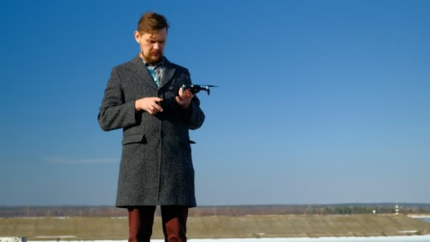 Mann benutzt die Fernbedienung für die Drohne — Stockvideo
