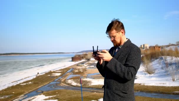 Hombre utiliza el mando a distancia para el dron — Vídeos de Stock