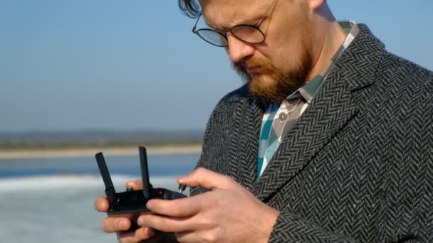Homme utilise la télécommande pour le drone — Video
