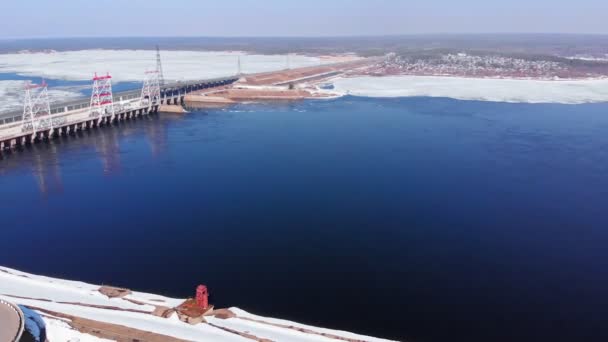 Waterkrachtcentrale op de rivier, lucht schieten — Stockvideo