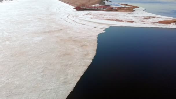 봄 철에 강, 공중 촬영 — 비디오