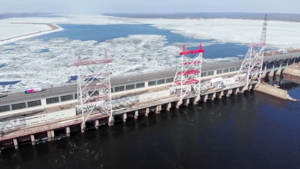 Waterkrachtcentrale op de rivier, lucht schieten — Stockvideo