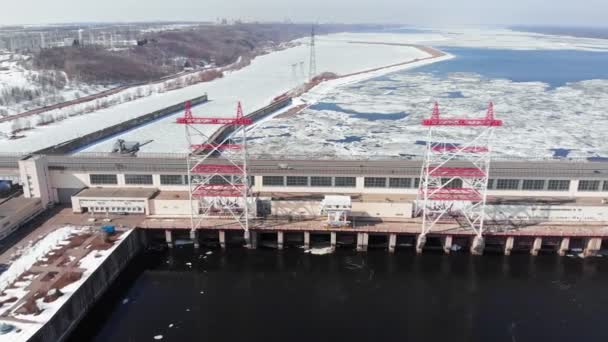 Centrale hydroélectrique sur la rivière, prise de vue aérienne — Video