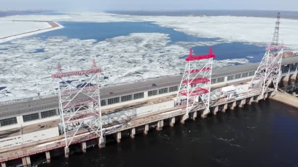 川の水力発電所、空中撮影 — ストック動画