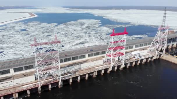 Waterkrachtcentrale op de rivier, lucht schieten — Stockvideo