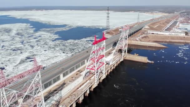 Central hidroeléctrica en el río, tiro aéreo — Vídeos de Stock