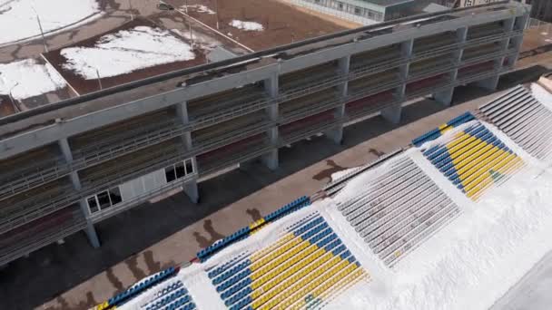 Открытый стадион весной — стоковое видео
