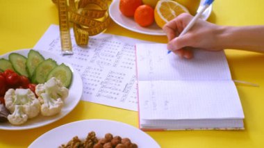 spor takvimi, sağlıklı gıda, sarı arka plan üst görünümünde çekim