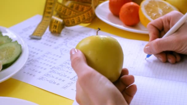 Calendario de deportes, comida saludable, disparos en un fondo amarillo vista superior — Vídeos de Stock