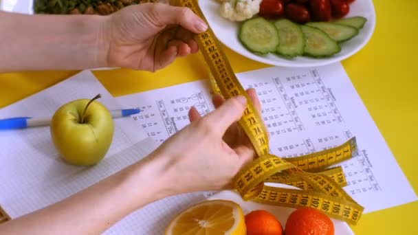 Sportovní kalendář, zdravé jídlo, fotografování na žlutém pohledu na pozadí — Stock video