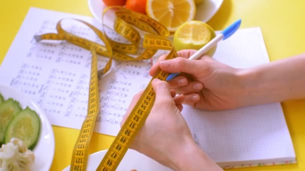 스포츠 캘린더, 건강한 음식, 노란색 배경 상단보기에서 촬영 — 비디오