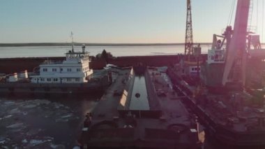 nehir üzerinde limanda gemilerin park, bir helikopter havadan çekim
