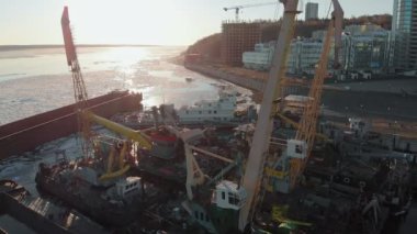 nehir üzerinde limanda gemilerin park, bir helikopter havadan çekim