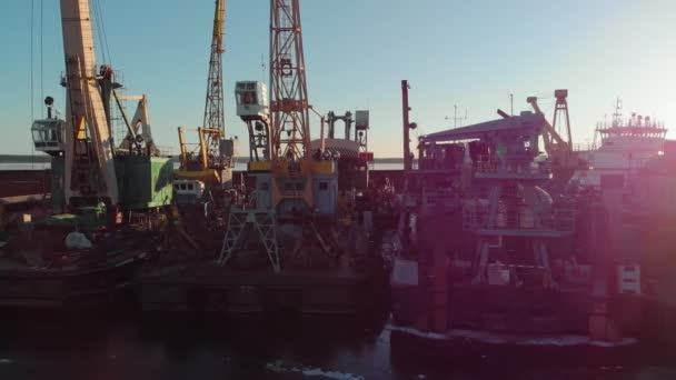 Parken von Schiffen im Hafen am Fluss, Luftaufnahmen aus dem Hubschrauber — Stockvideo