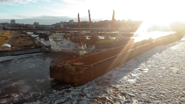 Parking of ships in the port on the river, aerial shooting from a copter — Stock Video