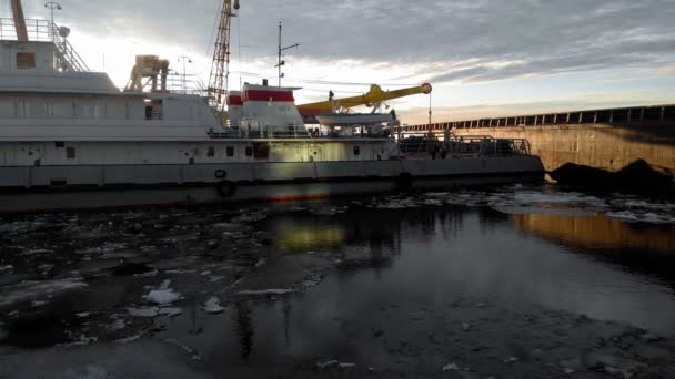 Парковка судов в порту на реке, воздушная стрельба с вертолета — стоковое видео