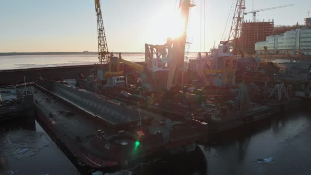 Estacionamento de navios no porto no rio, tiro aéreo de um helicóptero — Vídeo de Stock