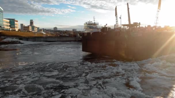 Parkeren van schepen in de haven aan de rivier, lucht schieten vanuit een helikopter — Stockvideo