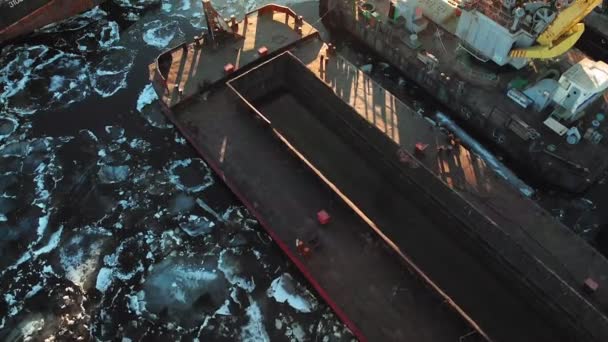 Parkolás hajók a kikötőben a folyón, légi felvétel egy helikopter — Stock videók