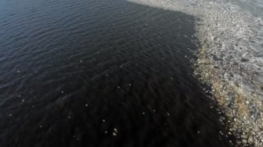 bir nehir üzerinde yüzen buz, havadan çekim