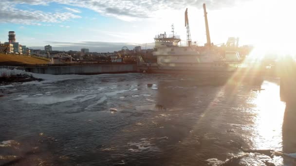 Stationnement des navires dans le port sur la rivière, prise de vue aérienne d'un copter — Video